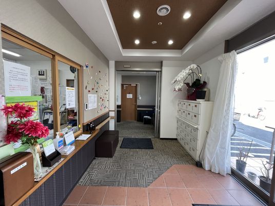 明るく開放的なエントランス