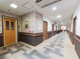 明るく広々とした廊下