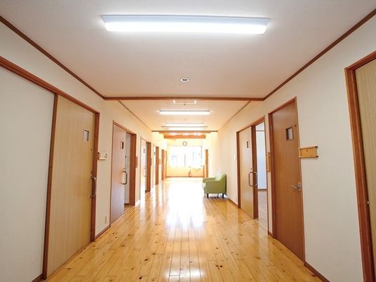 温もりのある木目の廊下