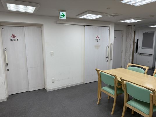 清潔な浴室の入口