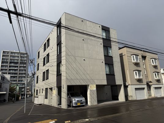 近代的な外観の建物