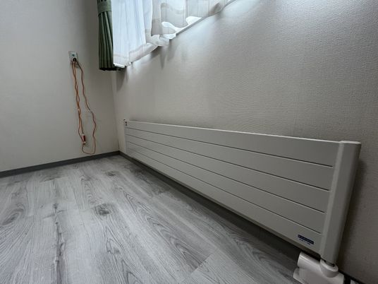 明るい居室の一角  