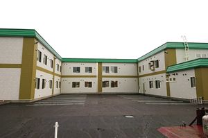 広い駐車場の外観
