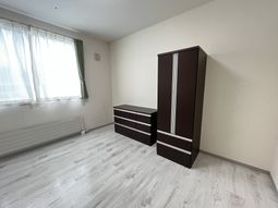 明るい居室の収納家具  