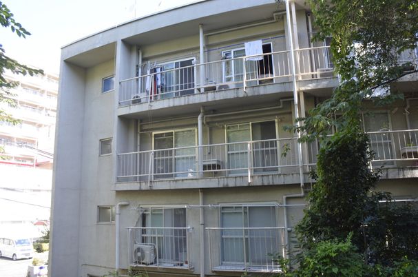 静かな建物の外観