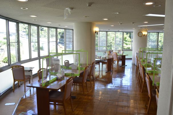 明るい空間の食堂