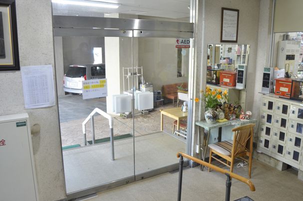 暖かい玄関のラウンジ