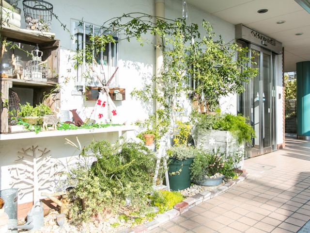 緑豊かなエントランス エントランス 植物で彩られた温かみのあるエントランスがお出迎え。働くスタッフの心地よさも考えた設計です。