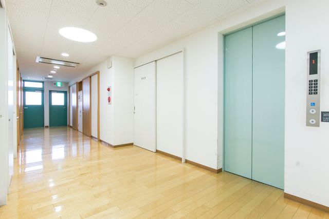 綺麗な廊下とエレベーター ゆったりとした廊下は、清潔感があり、閑静な雰囲気を提供します。エレベーターもすぐそばに設置され、行き来が便利です。