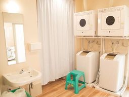 洗面台と洗濯機の並ぶ空間