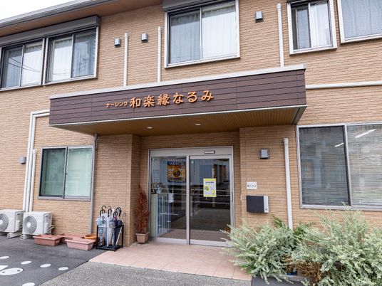 明るいエントランスの外観