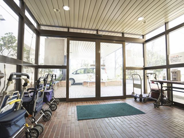 車椅子用の出入り口 エントランス 広い出入り口は快適に出入りしていただけます。自然光も差し込む明るい空間です。
