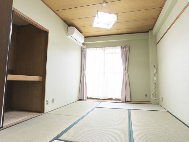 明るい空間の和室 和室 広々とした和室は自然光がたっぷり入り、リラックスした雰囲気です。お仕事でも集中して作業できます。