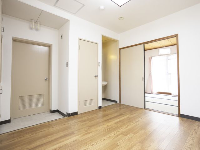広々とした居室 居室 広々とした空間が確保された居室です。自然光が差し込み、明るい雰囲気です。