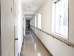 自然光が入る廊下