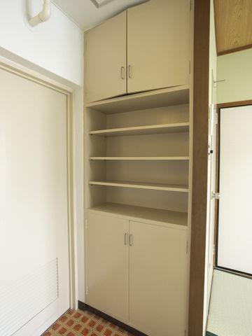 収納棚と廊下 下駄箱 広々とした廊下には、使いやすい収納棚があります。整理整頓に便利です。