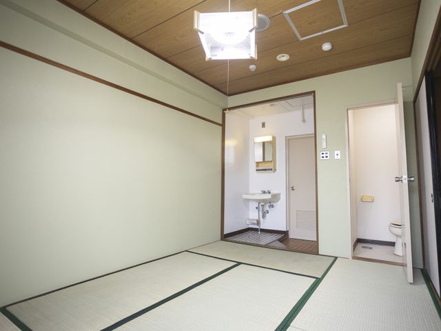 清潔な和室と水回り 和室 畳の和室は、落ち着ける空間で、隣接する水回りも使いやすく設計されています。