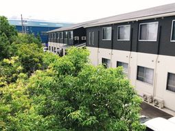 緑に囲まれた建物外観