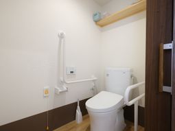 手すり付きのトイレ