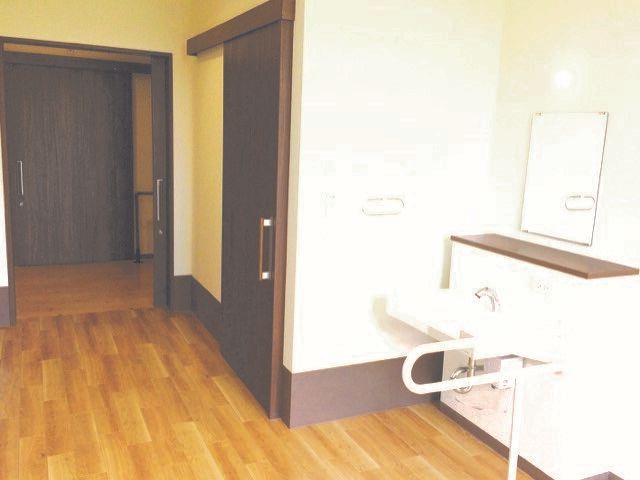清潔な洗面台と廊下