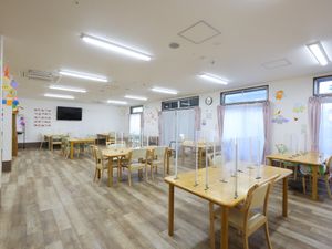 広々明るい食堂空間