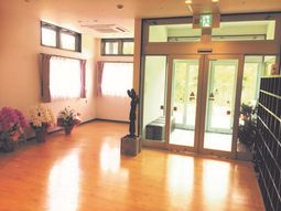 広々と明るいエントランス