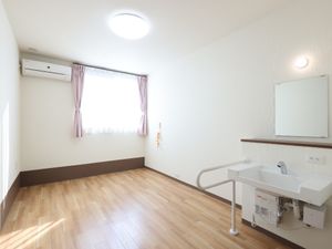 洋室と洗面台のある空間