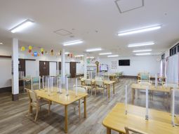 明るい食堂スペース