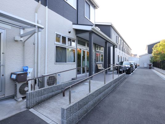 エントランスの手すり付き通路