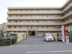 多階層の建物エントランス