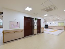 明るい廊下とエレベーター