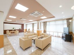 広々した明るいラウンジ