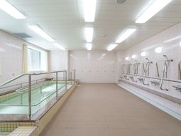 手すり付き浴室の清潔感