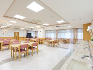 明るい広々とした食堂