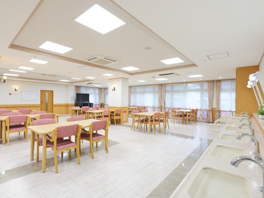 明るい広々とした食堂