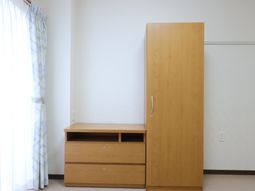 シンプルな居室の家具