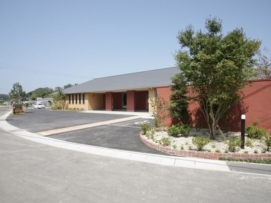赤茶色の壁の建物正面