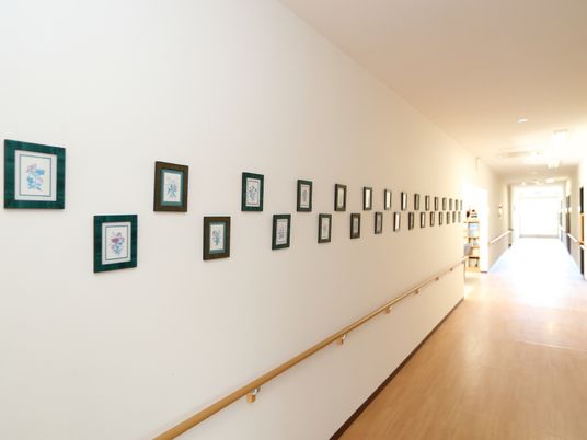 廊下に飾られた絵画たち