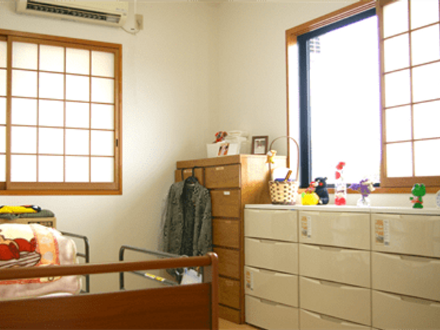 居心地の良い居室 居室 暖かみのある照明と木のぬくもり感じる居室です。日々の生活に安らぎを提供する空間となっています。