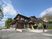 サムネイル 施設の写真 日本家屋風デザインの有料老人ホーム大黒荘の外観写真。広めの敷地内に植樹されている