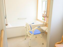 明るいバリアフリー浴室