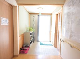 明るい廊下と掲示物