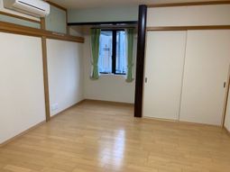 明るい居室の内観