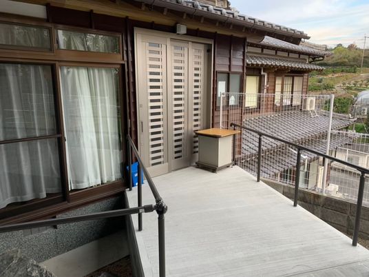 施設の写真 施設に入るオールバリアフリーのいりぐち付近。橋のような形状のスロープがある