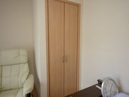 落ち着いた色の居室ドア