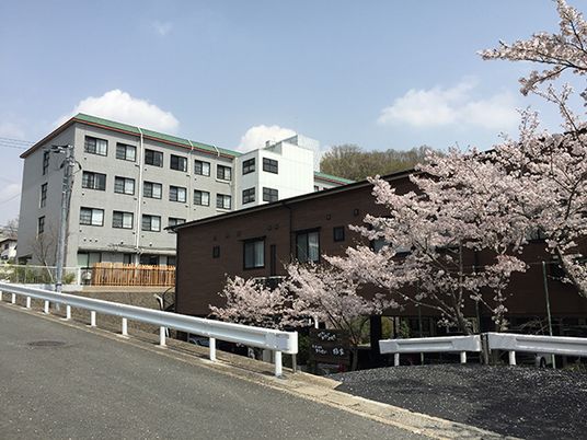 春の桜と施設外観