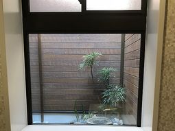 和やかな中庭の一角