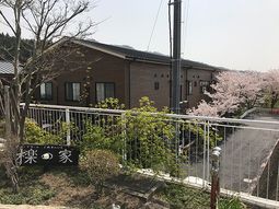 桜前の施設外観