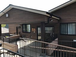茶色の外壁の建物エントランス