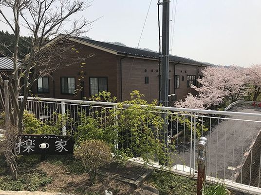 桜が見える外観  